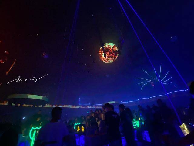 原创西安最火爆的夜店,就在钟楼附近,几乎每天爆满,连游客都来打卡