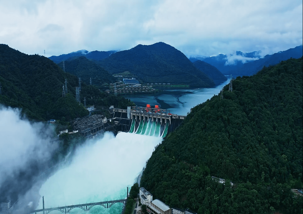 震撼新中国第一座水电站新安江水电站泄洪现场