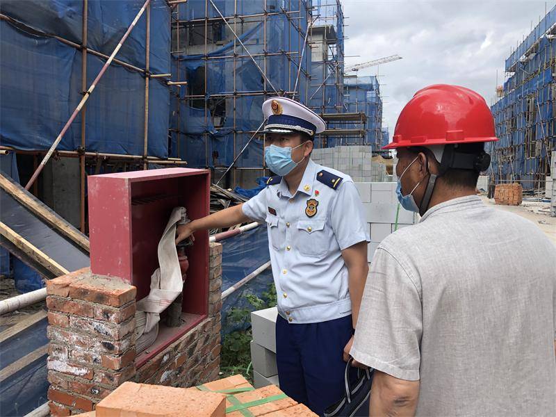 锡林郭勒盟多伦县消防救援大队深入在建工地开展消防安全检查