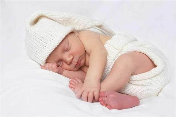 孩子睡觉有个动作要警惕，可能暗藏“大问题”，别因疏忽耽误了娃