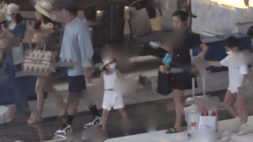 原创霍思燕二胎是女儿？杜江紧牵女儿疑默认身份，嗯哼在背后拖箱子