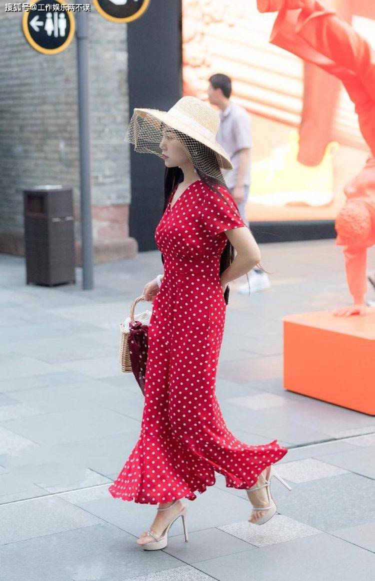 背心|街拍，黑色阔腿裤搭配修身的背心，展现窈窕的身姿