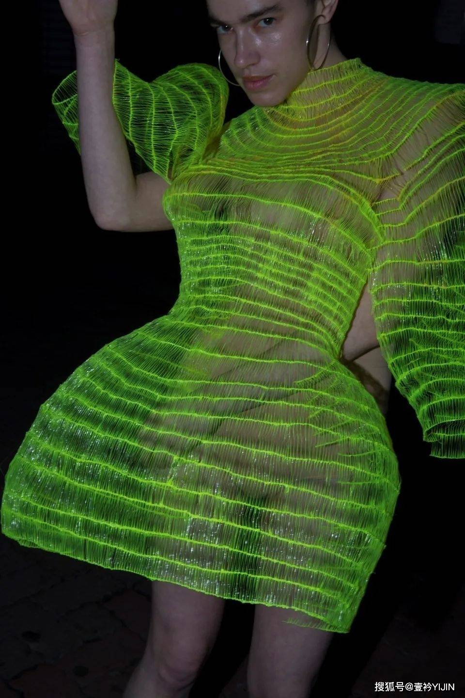 图片|新锐设计师 | 精神护士转行服装，创造出挂能着穿的炫彩服装