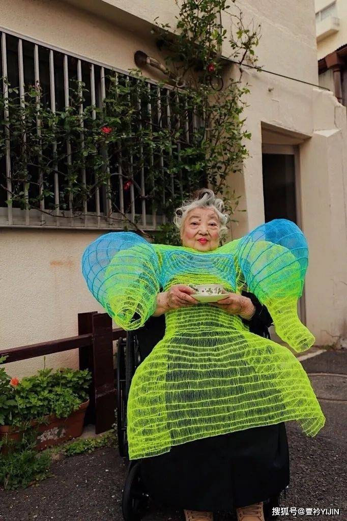 图片|新锐设计师 | 精神护士转行服装，创造出挂能着穿的炫彩服装