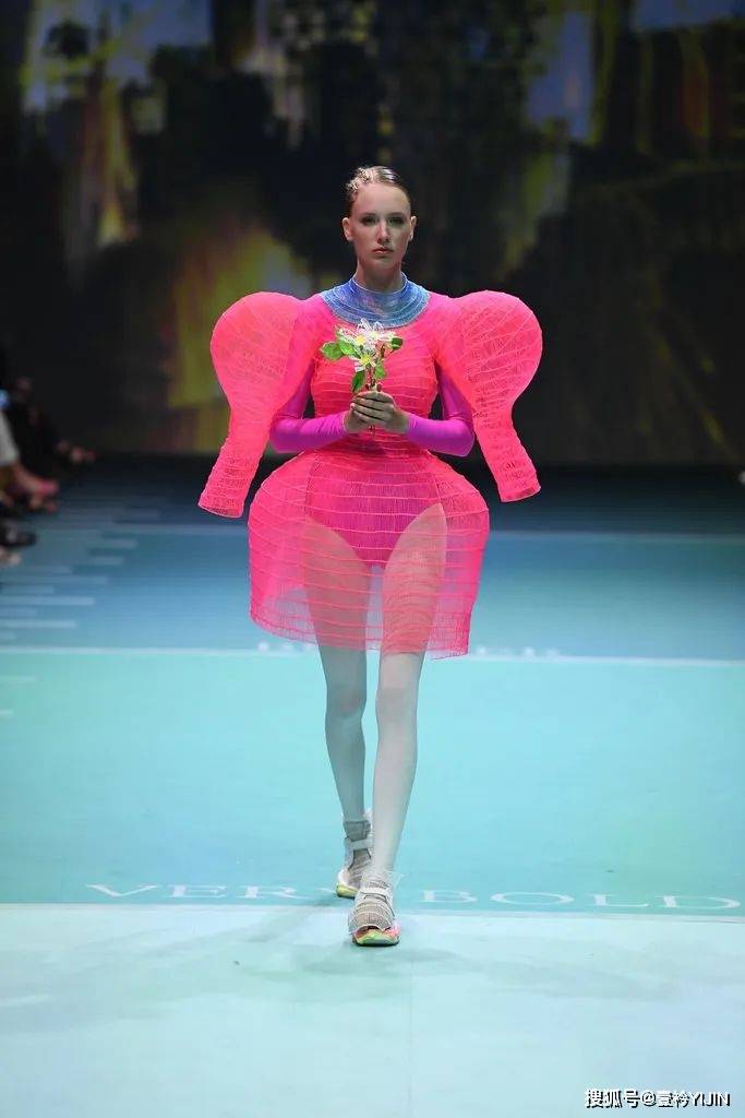 图片|新锐设计师 | 精神护士转行服装，创造出挂能着穿的炫彩服装