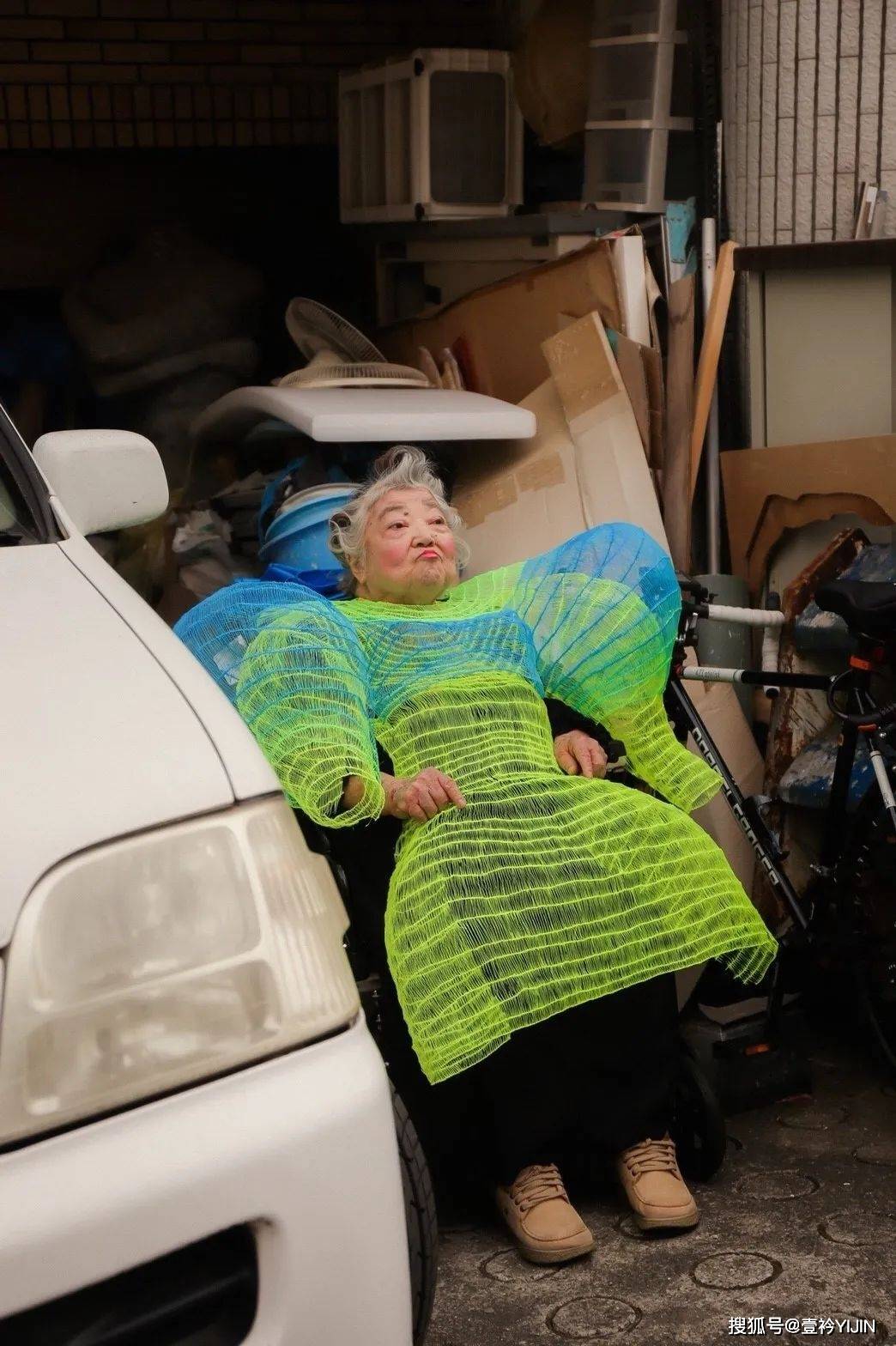 图片|新锐设计师 | 精神护士转行服装，创造出挂能着穿的炫彩服装