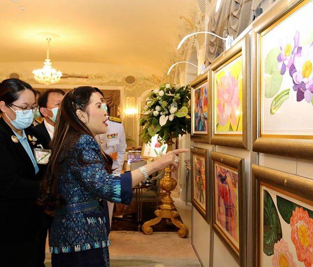 身形|泰国血友病公主身残志坚！穿孔雀蓝裙亮相，身形扭曲依然打扮精致