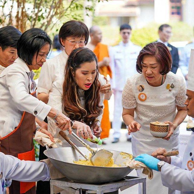 身形|泰国血友病公主身残志坚！穿孔雀蓝裙亮相，身形扭曲依然打扮精致