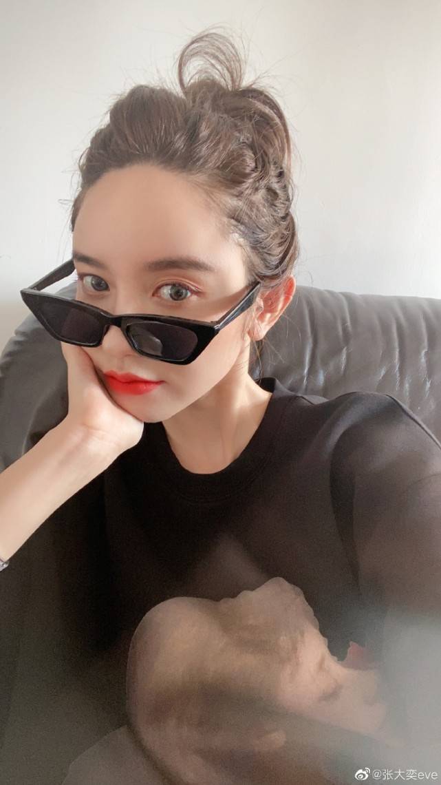原创张大奕拍摄写真扎丸子头戴墨镜穿卫衣大玩下体失踪无惧走光