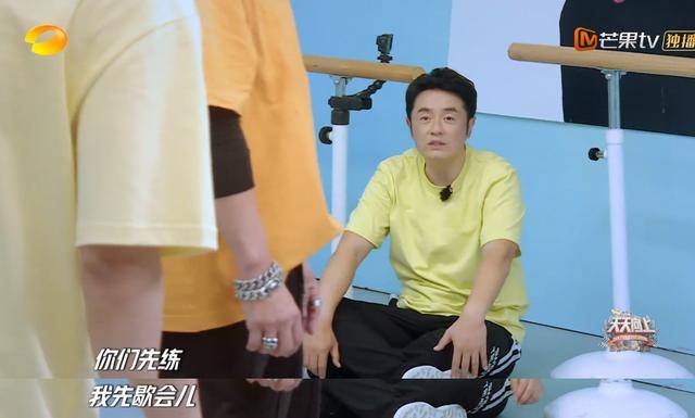 齐舞|原创《哥哥》出道团舞台首秀不尽人意:孙耀威跳舞抢拍,张远对嘴出错