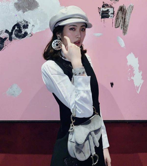 彩虹|华为千金又要火了！姚安娜穿“彩虹裙”露面，撞脸杨幂啥情况