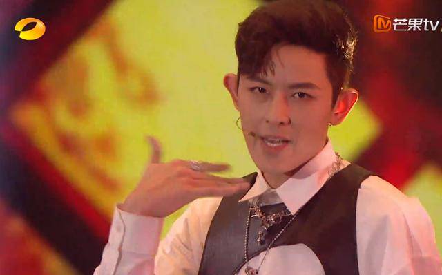 齐舞|原创《哥哥》出道团舞台首秀不尽人意：孙耀威跳舞抢拍，张远对嘴出错