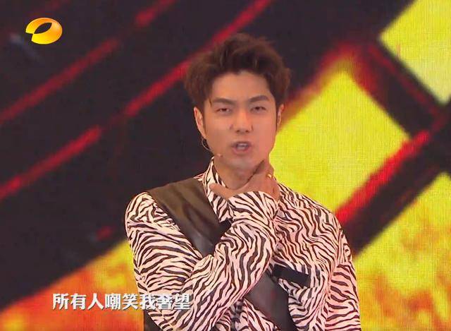 齐舞|原创《哥哥》出道团舞台首秀不尽人意：孙耀威跳舞抢拍，张远对嘴出错