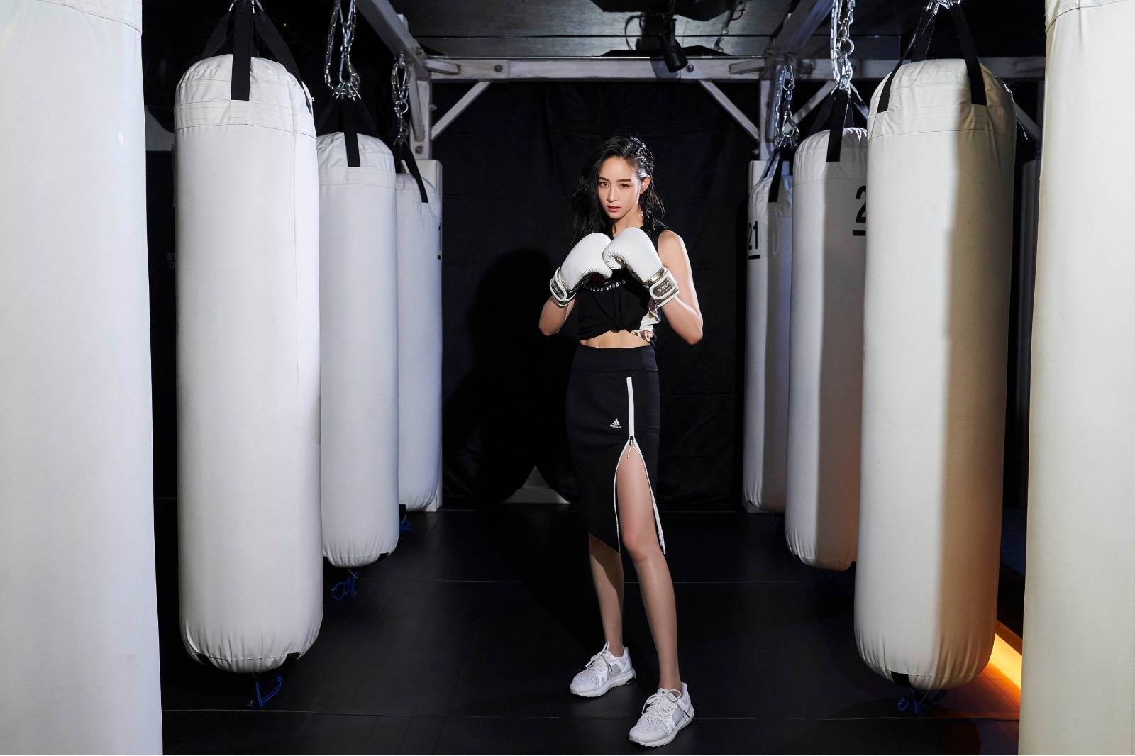 紧身衣|张钧甯短发造型出镜,配紧身衣大秀芭蕾舞姿,气质大变样骨感明显