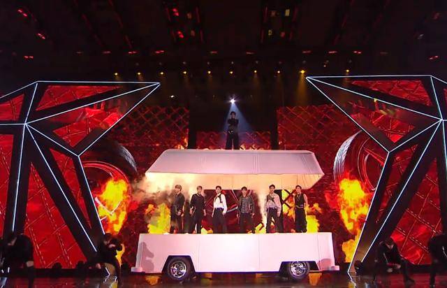 齐舞|原创《哥哥》出道团舞台首秀不尽人意：孙耀威跳舞抢拍，张远对嘴出错