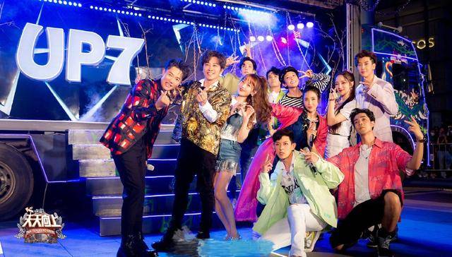 齐舞|原创《哥哥》出道团舞台首秀不尽人意:孙耀威跳舞抢拍,张远对嘴出错