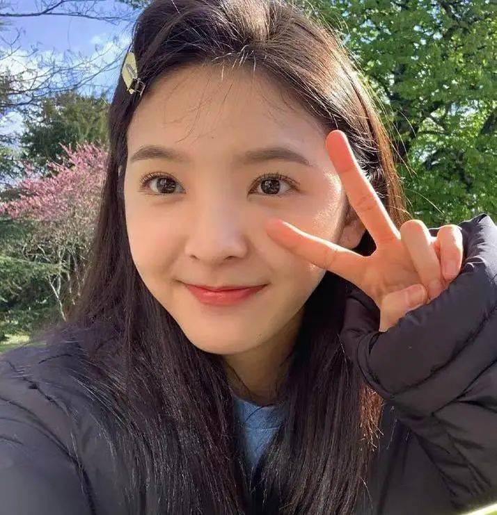 拜虞书|拜虞书欣所赐,这4款复古发饰全火了,戚薇郑爽戴上后嫩回18岁