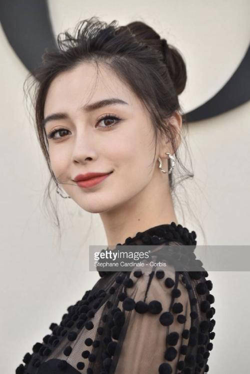 路人镜头里的女明星:赵丽颖杨幂惊艳,迪丽热巴生图更美,她最让人意外!