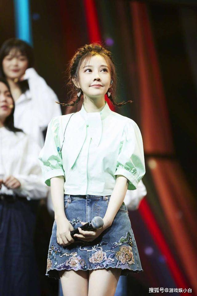 短裙|冯提莫这条短裙火了，别只看外表，有谁注意到她的身材了吗？