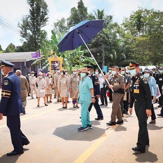 一身|泰国诗琳通公主瘦了！穿一身薄荷绿肚腩没了，被王后排挤都很大度