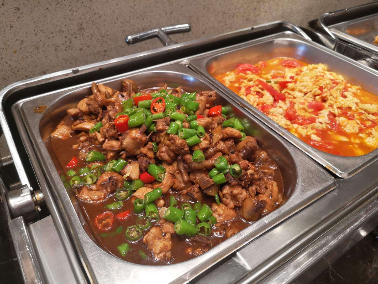 杭州有家自助餐厅 用电子秤称饭菜重量来收费 很多市民慕名来就餐