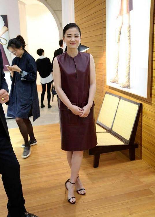 女性|45岁梅婷魅力挡不住,穿酒红色直筒裙优雅迷人,低马尾也显高贵