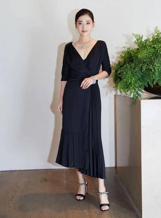 女性|45岁梅婷魅力挡不住,穿酒红色直筒裙优雅迷人,低马尾也显高贵