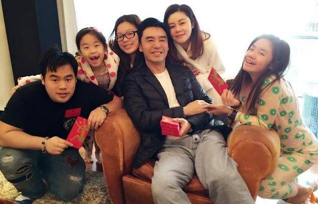钟嘉晴都不待见她这个亲生母亲,章小蕙拿错爽文大女主剧本_钟镇涛