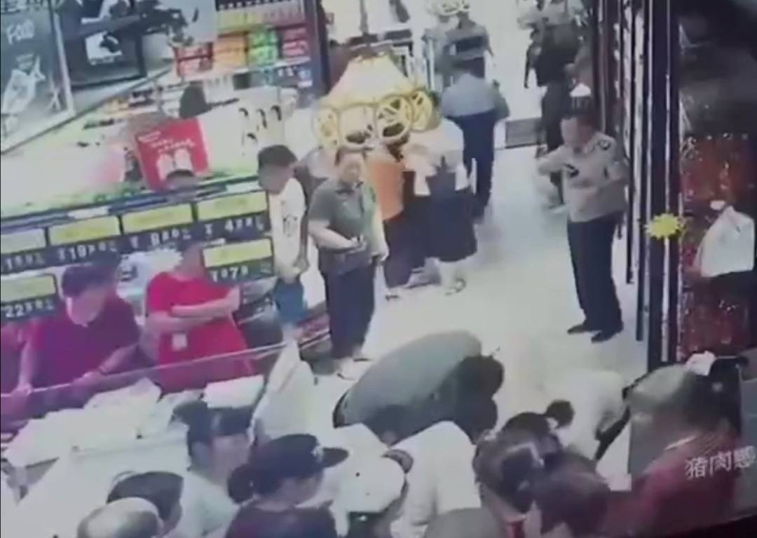 南通老人超市拿鸡蛋拒付款被拦后猝死，家属索