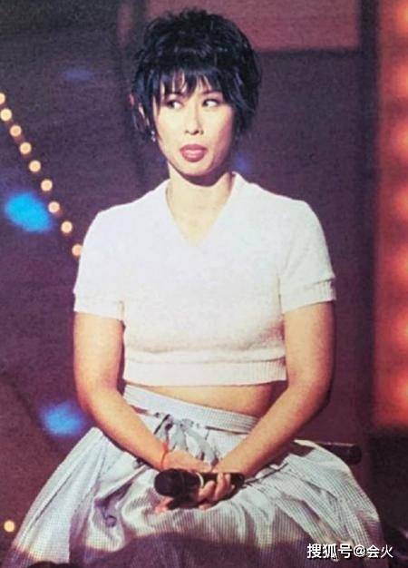 林子祥|原创58岁叶倩文与小鲜肉亲密贴脸不避嫌,曾抢闺蜜老公,还甩过费翔?