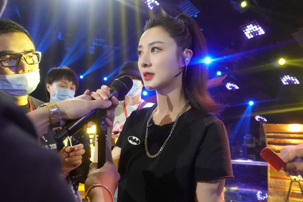 网曝薇娅直播被“叫停”因耍大牌，主办方回应