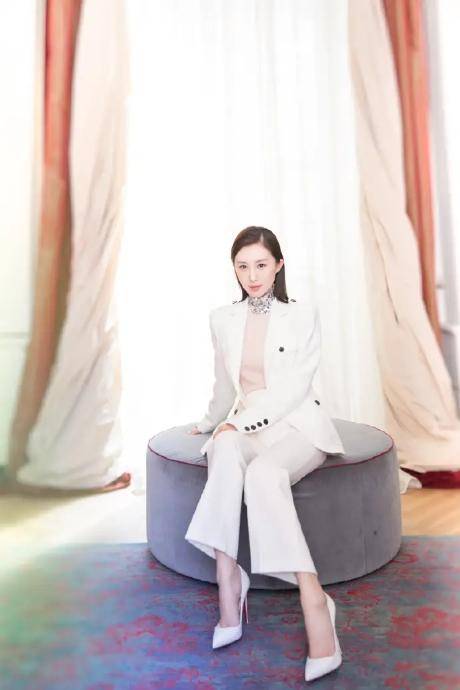 气质端庄|舒畅为了美真拼了,白色礼裙用花“遮”着穿,气质端庄又大气