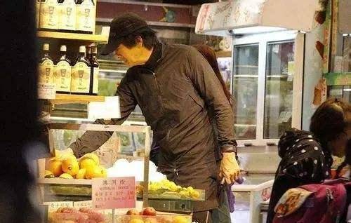 香港明星有多不值钱？不仅有买菜市民周润发，