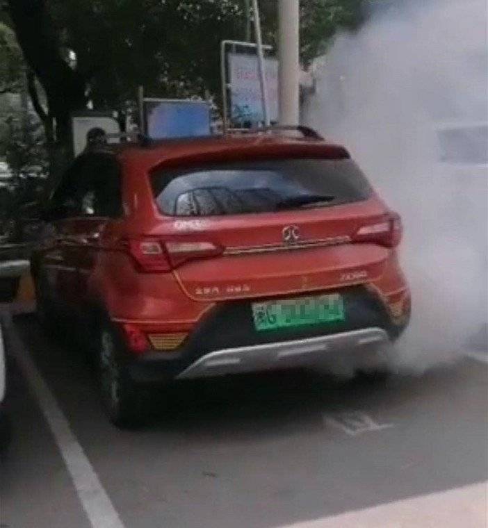 在北汽新能源汽车充电站吸烟后,爆炸车体损坏严重