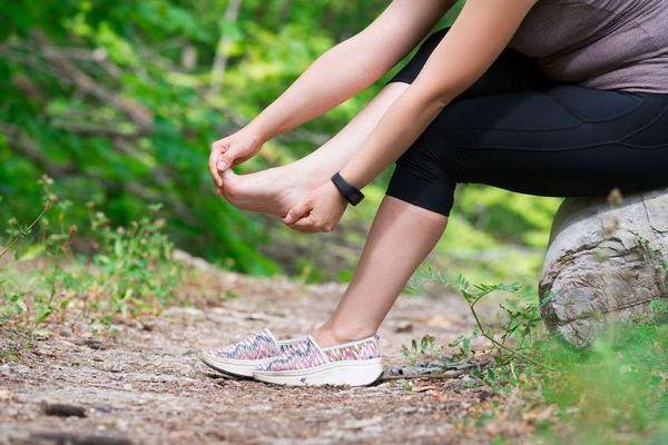 原创血糖高不高，低头看看脚！出现“两痛两痒”，暗示血糖可能在“飙升”