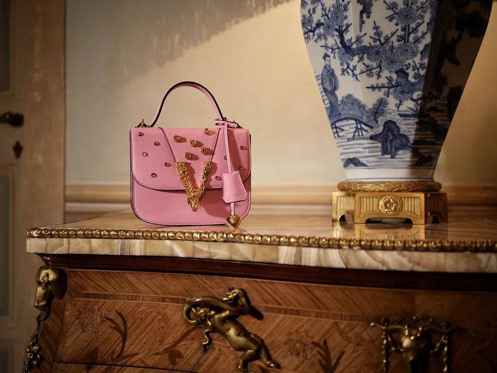 红色|七夕送礼指南| 情人节不知如何送礼？快收下这份秘籍给爱情升温吧～