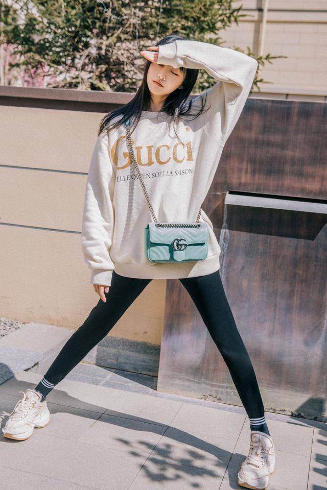 休闲|卫衣搭配什么下装好看？早秋多试试以下3款，舒适时髦又减龄