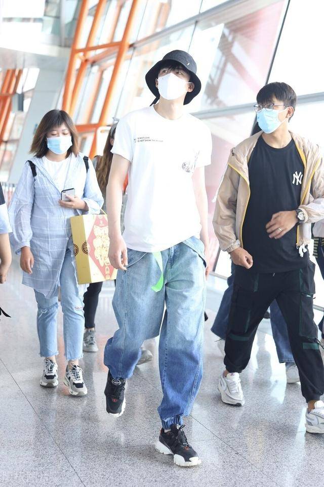 刘宇宁走红后转战娱乐圈,低调现身机场,穿搭很简约