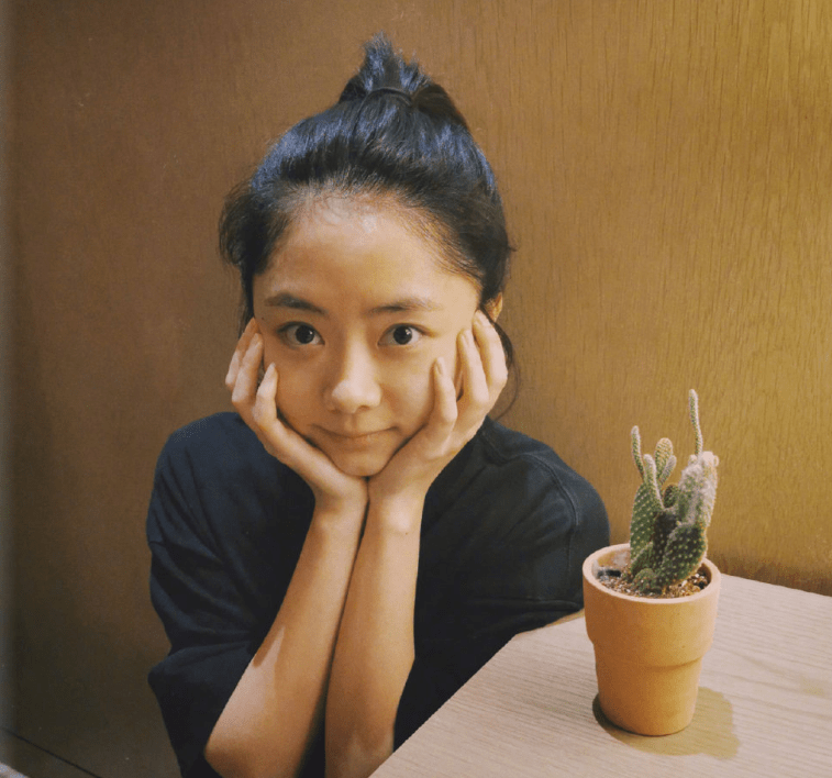 原创谭松韵豪宅:走楼梯进入到室内,设计奢华大气,浴室都高档极了