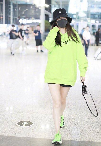 休闲|卫衣搭配什么下装好看？早秋多试试以下3款，舒适时髦又减龄