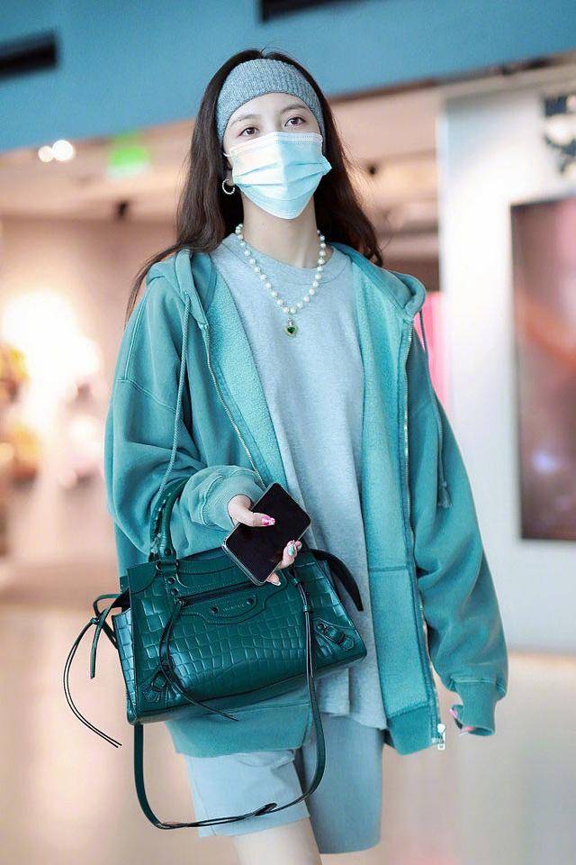 休闲|卫衣搭配什么下装好看？早秋多试试以下3款，舒适时髦又减龄