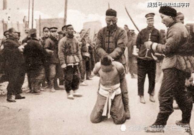 清末真实照片,犯人被关在木笼中游街示众,慈禧葬礼上百姓沿途跪拜