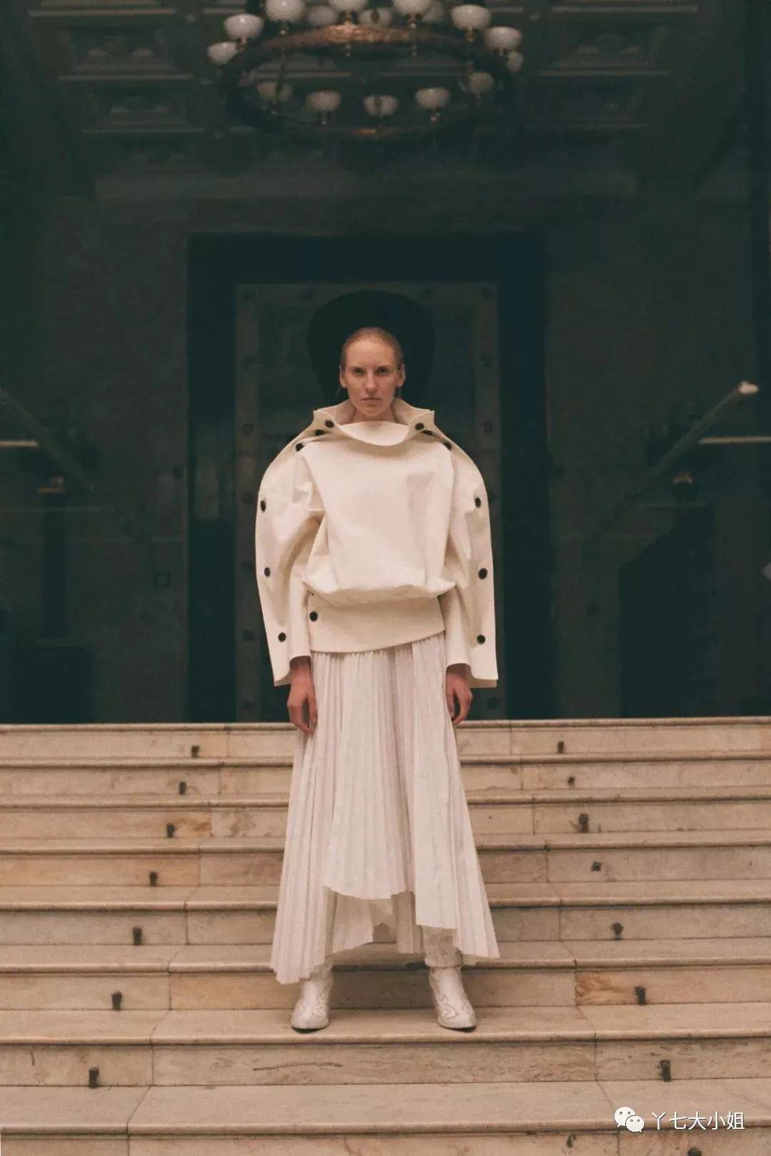 装饰|嫌衣服单调？加几颗小钮扣，眼睛都看直了~