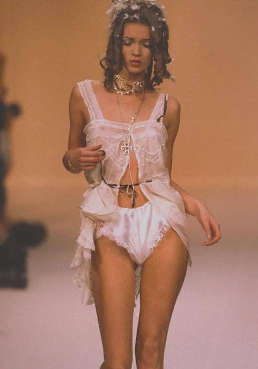 Moss|这个女人统一了90年代的审美，那她女儿呢？