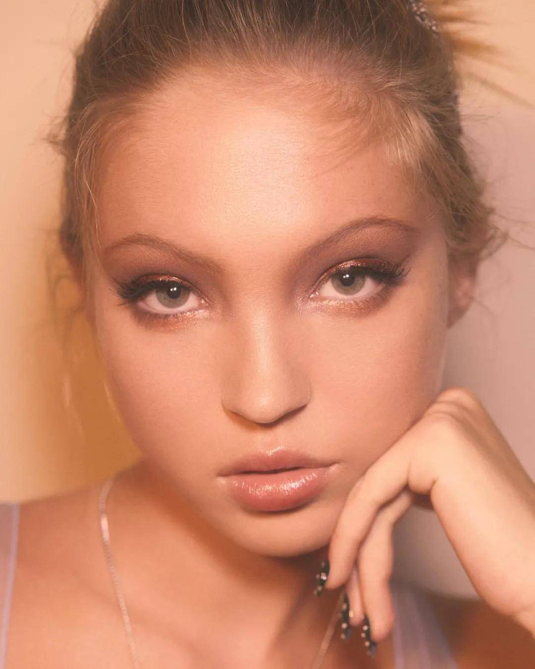 Moss|这个女人统一了90年代的审美，那她女儿呢？