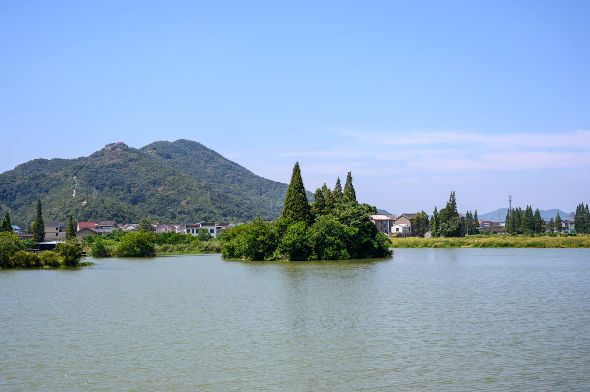 它是绍兴上虞第一大湖,被誉为"景似千岛湖,貌若西子美