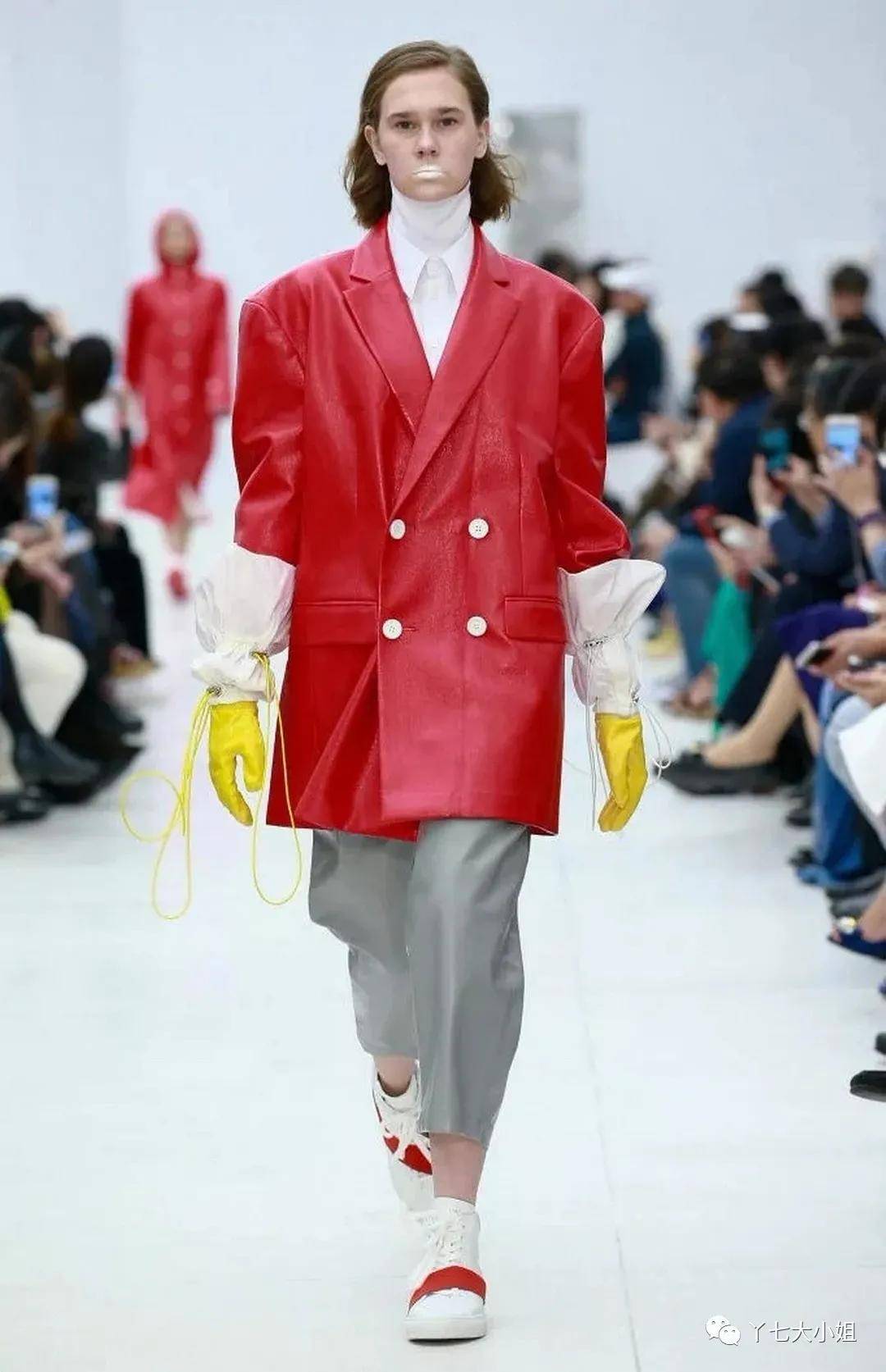 装饰|嫌衣服单调？加几颗小钮扣，眼睛都看直了~