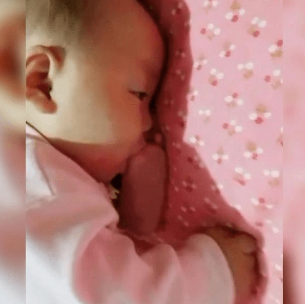 小宝宝|妈妈回来看见这样一幕，网友：亲爹爸爸哄娃一小时以为他睡着了