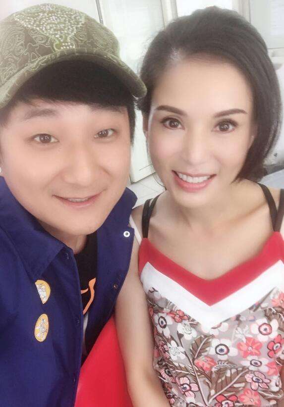 显得|原创李若彤跟粉丝合影，穿的硬是只有24岁，但脸的状态看得出50多了！