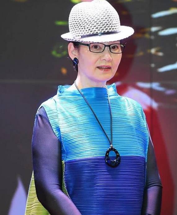 近照|65岁潘虹近照，穿彩裙戴高帽超显时髦范，这才是不老女神的模样